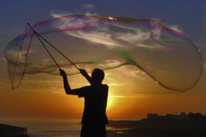 bulles géantes au coucher du soleil