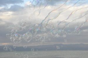 Pluie de bulles sur la Mer Morte