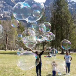 Bulles de savon géantes entre amis