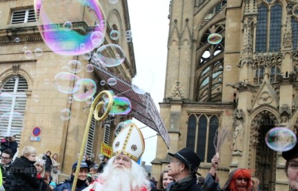 Bulles de savon géantes aux Festivités de la Saint-Nicolas à Metz