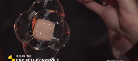 Sylvain relève le défi de réaliser une bulle de savon carrée à la télévision!