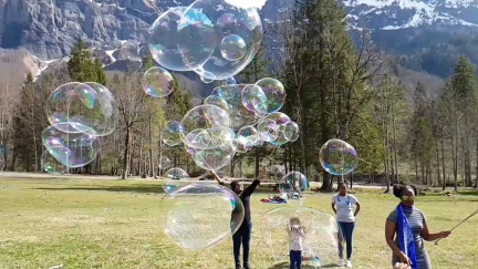 Bulles de savon géantes entre amis