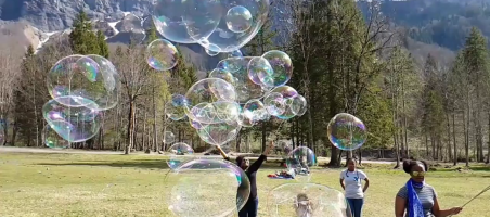 Bulles de savon géantes entre amis